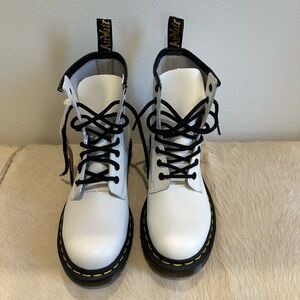 NWT DR MARTENS AIR WAIR, SMOOTH LEATHER LACE UP BOOTS SIZE 6